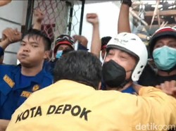 Warga Peluk Tim Damkar Depok yang Selamatkan Siswi Tertimpa Crane