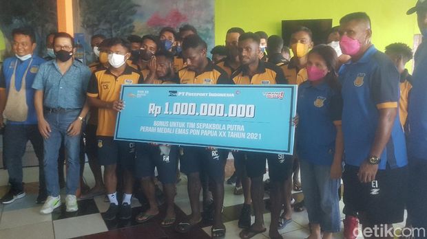 Tim Sepakbola Putra Papua menerima bonus Rp 1 miliar dari Freeport