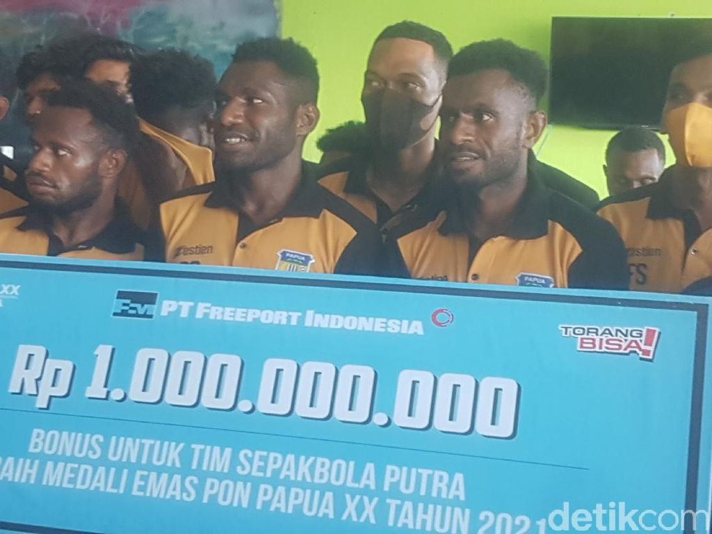 Freeport Serahkan Bonus Rp 1 Miliar ke Tim Sepakbola Papua Juara PON Freeport Serahkan Bonus Rp 1 Miliar ke Tim Sepakbola Papua Juara PON