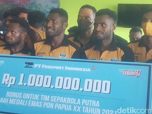 Freeport Serahkan Bonus Rp 1 Miliar ke Tim Sepakbola Papua Juara PON Freeport Serahkan Bonus Rp 1 Miliar ke Tim Sepakbola Papua Juara PON