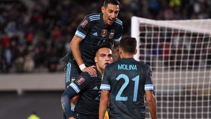 BUENOS AIRES, ARGENTINA - OCTOBER 14: Lautaro Martinez of Argentina celebrates with teammates after scoring the first goal of his team during a match between Argentina and Peru as part of South American Qualifiers for Qatar 2022 at Estadio Monumental Antonio Vespucio Liberti on October 14, 2021 in Buenos Aires, Argentina. (Photo by Marcelo Endelli/Getty Images)