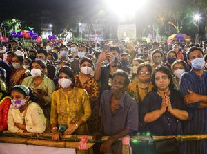 Nggak Ada Kapoknya Dihantam Tsunami COVID, India Bikin Kerumunan Lagi