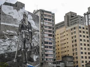 Aktivis Lingkungan Bikin Mural Raksasa dari Abu Kebakaran Hutan