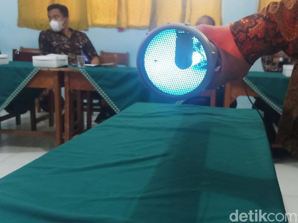 Madrasah Banjarnegara Operasikan Alat Pembasmi Virus Murah