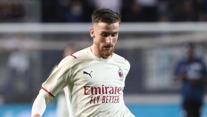 BERGAMO, ITALY - OCTOBER 03: Alexis Saelemaekers of AC Milan in action during the Serie A match between Atalanta BC v AC Milan  at Gewiss Stadium on October 03, 2021 in Bergamo, Italy. (Photo by Marco Luzzani/Getty Images)