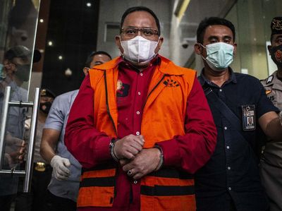 Bupati Musi Banyuasin Dodi Alex Noerdin Berompi Tahanan KPK