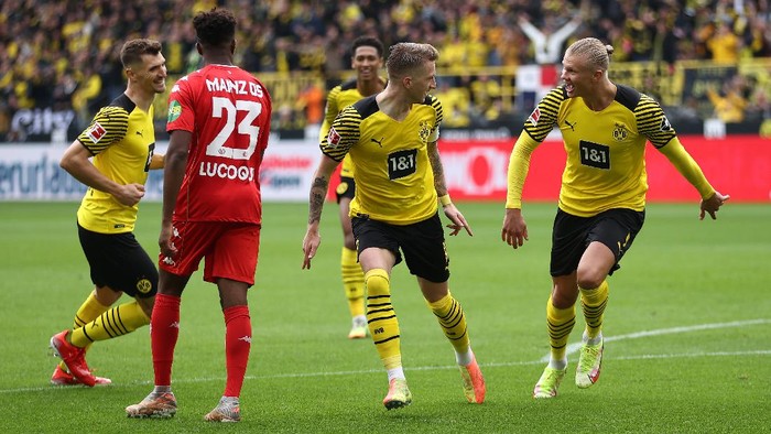DORTMUND, GERMANY - OCTOBER 16: Marco Reus celebrates with Erling Haaland of Borussia Dortmund after scoring their teams first goal during the Bundesliga match between Borussia Dortmund and 1. FSV Mainz 05 at Signal Iduna Park on October 16, 2021 in Dortmund, Germany. (Photo by Dean Mouhtaropoulos/Getty Images)