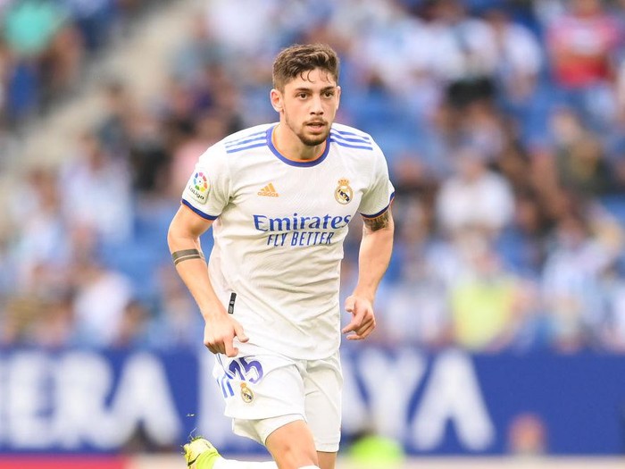 BARCELONA, SPAIN - OCTOBER 03: Federico Valverde of Real Madrid CF runs with the ball during the La Liga Santander match between RCD Espanyol and Real Madrid CF at RCDE Stadium on October 03, 2021 in Barcelona, Spain. (Photo by David Ramos/Getty Images)