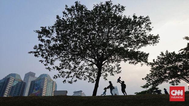 Galfot Hutan Kota GBK Kembali Dibuka Aktivitas pengunjung di Hutan Kota Gelora Bung Karno, Jakarta, Sabtu, 16 Oktober 2021. Hutan Kota GBK yang sempat tutup imbas PPKM telah dibuka kembali. (CNN Indonesia/ Adhi Wicaksono)