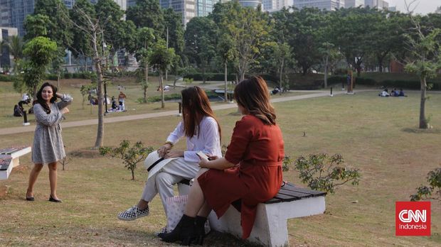 Aktivitas pengunjung di Hutan Kota Gelora Bung Karno, Jakarta, Sabtu, 16 Oktober 2021. Hutan Kota GBK yang sempat tutup imbas PPKM telah dibuka kembali. (CNN Indonesia/ Adhi Wicaksono)