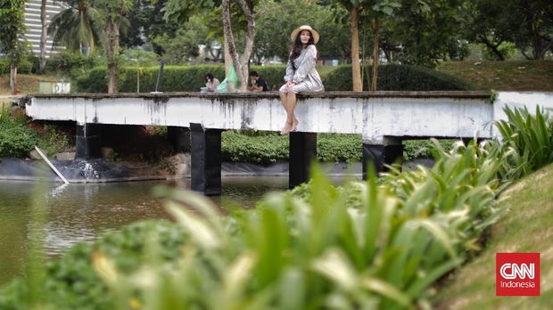 Aktivitas pengunjung di Hutan Kota Gelora Bung Karno, Jakarta, Sabtu, 16 Oktober 2021. Hutan Kota GBK yang sempat tutup imbas PPKM telah dibuka kembali. (CNN Indonesia/ Adhi Wicaksono)