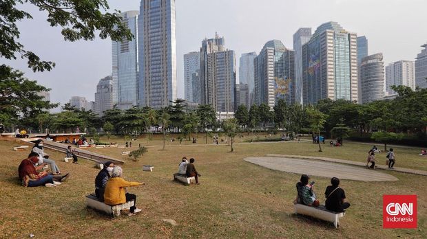 Aktivitas pengunjung di Hutan Kota Gelora Bung Karno, Jakarta, Sabtu, 16 Oktober 2021. Hutan Kota GBK yang sempat tutup imbas PPKM telah dibuka kembali. (CNN Indonesia/ Adhi Wicaksono)