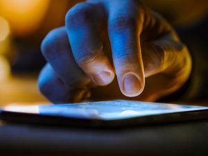 Sering Main Gadget Lebih dari 5 Jam per Hari? Penemu HP Beri Pesan Ini Sering Main Gadget Lebih dari 5 Jam per Hari? Penemu HP Beri Pesan Ini