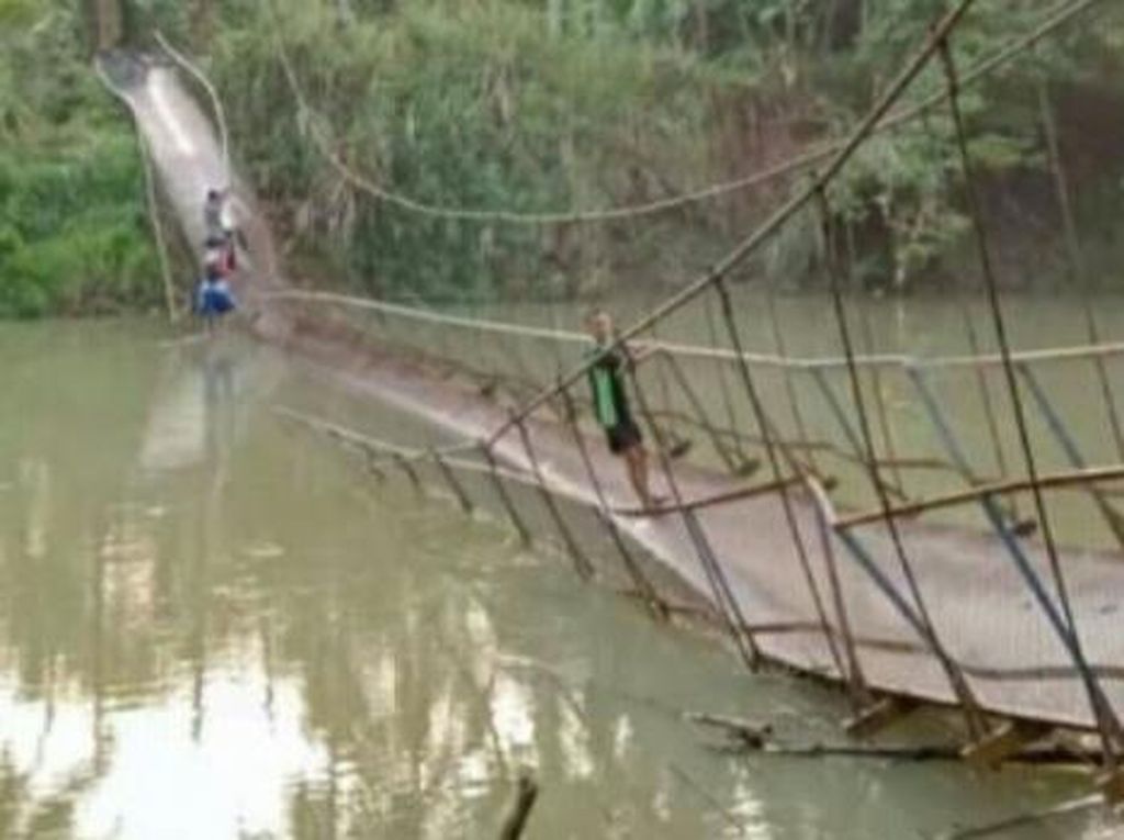 Jembatang Gantung di Pandeglang Banten Ambruk, Warga Bergelantungan
