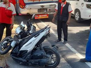 Bus Sugeng Rahayu Tabrak Bus Mira di Ngawi, Motor Tergencet di Tengahnya Bus Sugeng Rahayu Tabrak Bus Mira di Ngawi, Motor Tergencet di Tengahnya