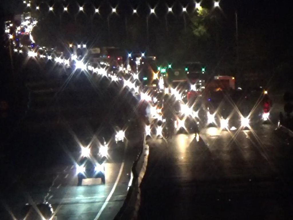 Evakuasi Kecelakaan Selesai, Lalin Tol Cipularang ke Jakarta Normal Lagi Evakuasi Kecelakaan Selesai, Lalin Tol Cipularang ke Jakarta Normal Lagi