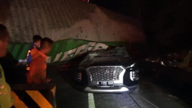 Kecelakaan truk timpa minibus di Tol Cipularang