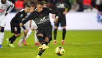 Mbappe terlebih dulu membuat assist untuk bikin skor 1-1. Ia lalu maju jadi eksekutor penalti PSG. (Foto: AP/Francois Mori)