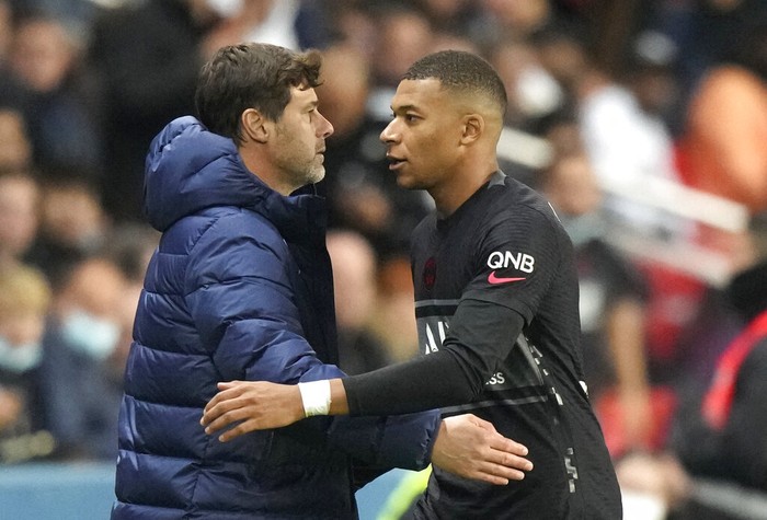 PSGs head coach Mauricio Pochettino, left, and PSGs Kylian Mbappe during the French League One soccer match between Paris Saint-Germain and Angers at the Parc des Princes in Paris, France, Friday, Oct. 15, 2021. (AP Photo/Francois Mori)