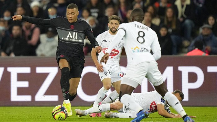 Kylian Mbappe PSG's Kylian Mbappe, left, in action during the French League One soccer match between Paris Saint-Germain and Angers at the Parc des Princes in Paris, France, Friday, Oct. 15, 2021. (AP Photo/Francois Mori)