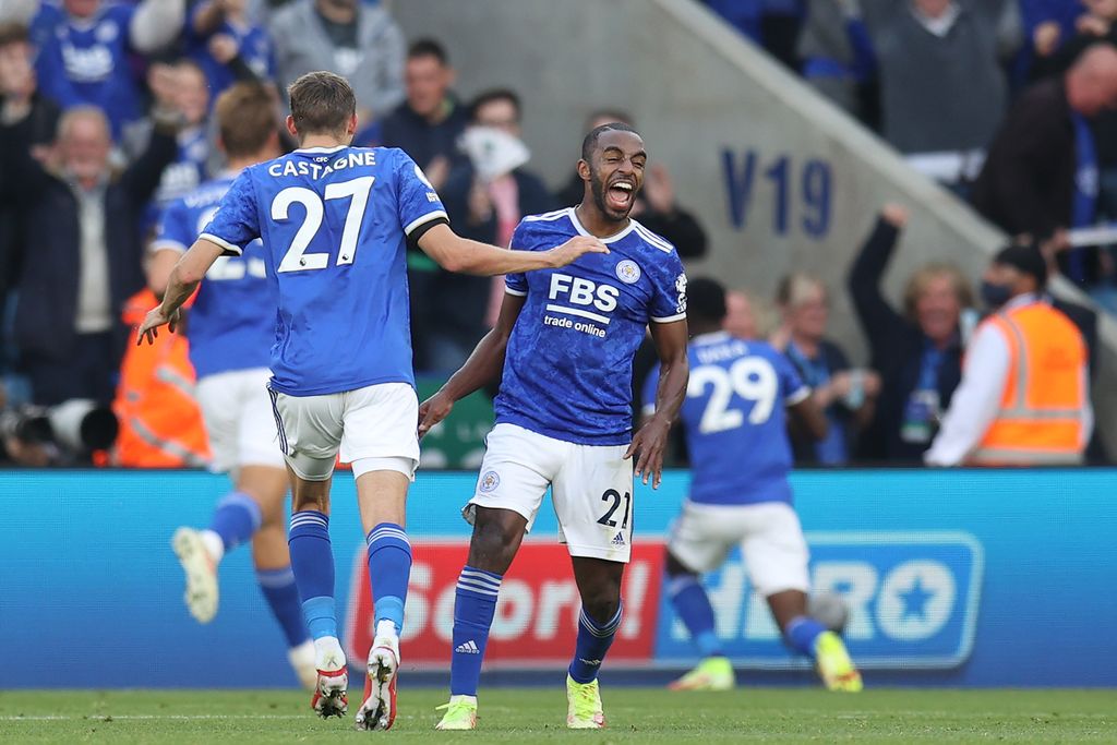 LEICESTER, ENGLAND - OCTOBER 16: Ricardo Pereira of Leicester City celebrates after Patson Daka of Leicester City scores their side's fourth goal during the Premier League match between Leicester City and Manchester United at The King Power Stadium on October 16, 2021 in Leicester, England. (Photo by Alex Pantling/Getty Images)