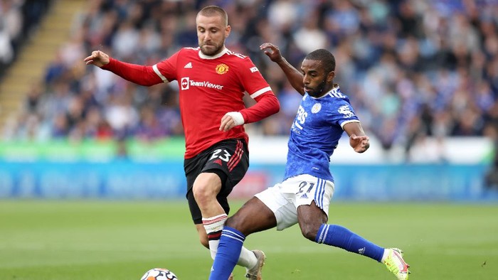 LEICESTER, ENGLAND - OCTOBER 16: Ricardo Pereira of Leicester City and Luke Shaw of Manchester United battle for possession during the Premier League match between Leicester City and Manchester United at The King Power Stadium on October 16, 2021 in Leicester, England. (Photo by Alex Pantling/Getty Images)