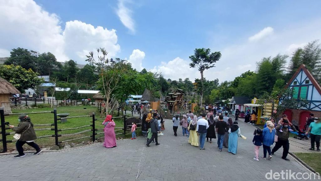 Potret Lembang Park and Zoo Ramai Wisatawan Potret Lembang Park and Zoo Ramai Wisatawan