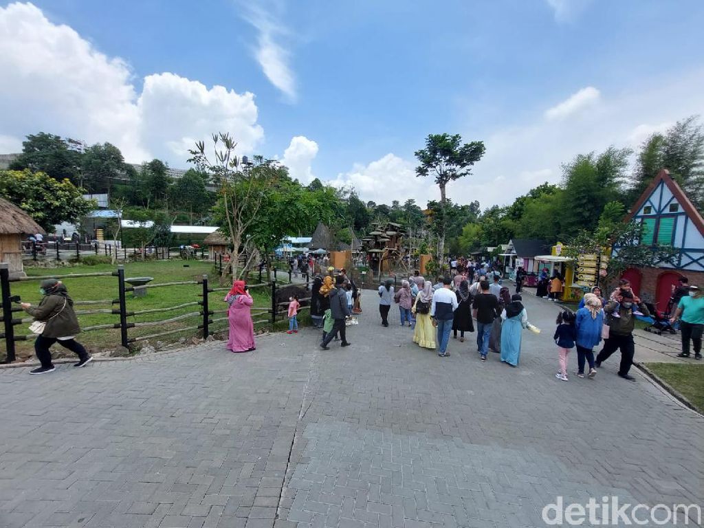 Potret Lembang Park and Zoo Ramai Wisatawan Potret Lembang Park and Zoo Ramai Wisatawan