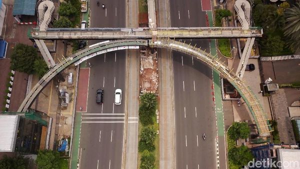 Melihat Pembangunan JPO Kapal Pinisi dari Udara