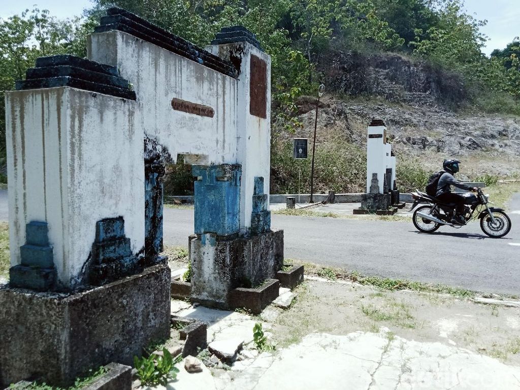 Melintasi Tugu Tapal Batas Kasunanan Surakarta dan Kasultanan Yogyakarta