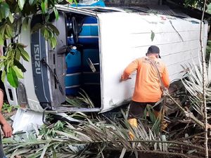 Minibus Angkut Peziarah Terguling di Karanganyar
