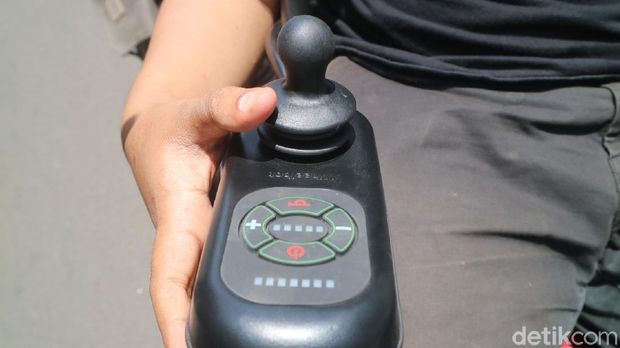 Pemuda di Kudus membuat kursi roda dengan penggerak joystick untuk warga berkebutuhan khusus, Rabu (13/10/2021).