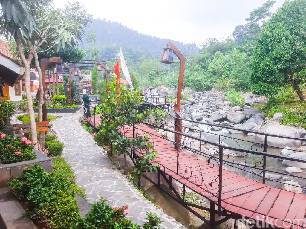 Pendopo Ciherang: Resto Viral di Sentul dengan Panorama Sungai yang Adem Pendopo Ciherang: Resto Viral di Sentul dengan Panorama Sungai yang Adem