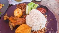 Menikmati Nasi Liwet dan Es Kelapa Muda dengan Panorama Sungai yang Adem