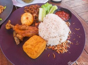 Menikmati Nasi Liwet dan Es Kelapa Muda dengan Panorama Sungai yang Adem Menikmati Nasi Liwet dan Es Kelapa Muda dengan Panorama Sungai yang Adem