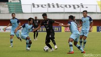 Pemain Madura United melakukan serangan. Dalam pertandingan ini Madura United berhasil menyamakan kedudukan lewat Alfin Tuasalamony dan Hugo Gomes dos Santos.