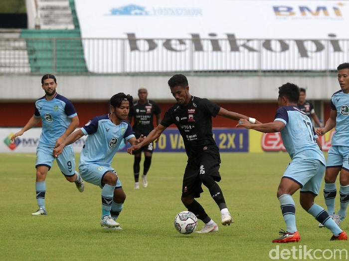 Persela Lamongan dan Madura United saling berbagi poin. Laga di pekan ketujuh BRI Liga 1 2021 ini berakhir imbang 2-2.