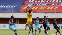 Dwi Kuswanto mengamankan gawangnya dari serangan para pemain Madura United.