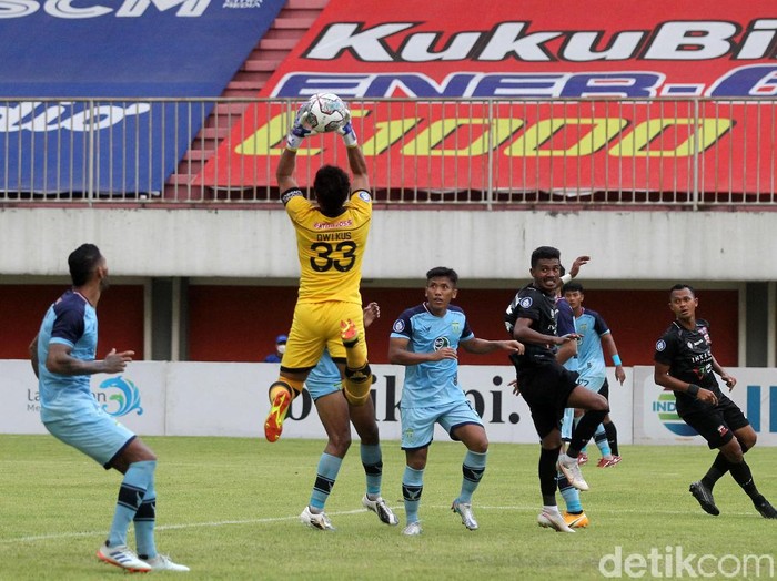 Persela Lamongan dan Madura United saling berbagi poin. Laga di pekan ketujuh BRI Liga 1 2021 ini berakhir imbang 2-2.