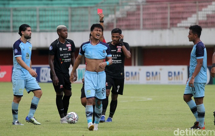Persela Lamongan dan Madura United saling berbagi poin. Laga di pekan ketujuh BRI Liga 1 2021 ini berakhir imbang 2-2.
