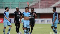 Persela harus bermain 10 orang sejak menit ke-85 setelah Akbar Hermawan mendapatkan kartu merah.