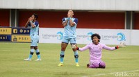 Pemain Persela tampak kecewa dengan hasil imbang ini.