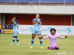 Pemain Persela tampak kecewa dengan hasil imbang ini.