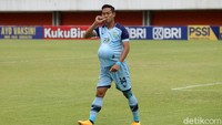 Birrul Walidain merayakan gol yang dicetaknya.