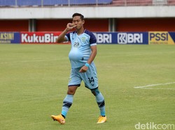 Birrul Walidain merayakan gol yang dicetaknya.