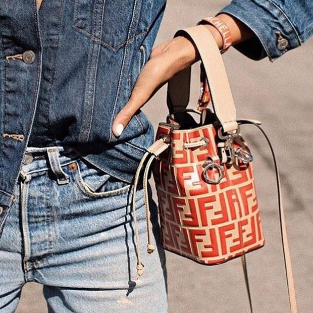 Bentuk tas handbag satu ini berbentuk seperti ember.