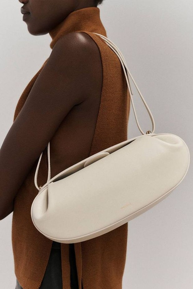 Bentuk tas handbag yang satu ini berukuran oval panjang.