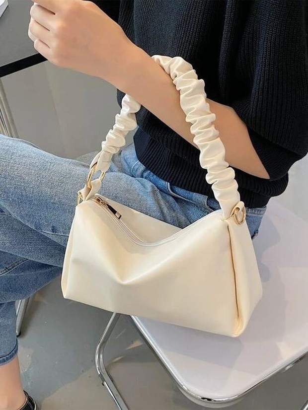 Bentuk tas yang punya banyak kerutan.