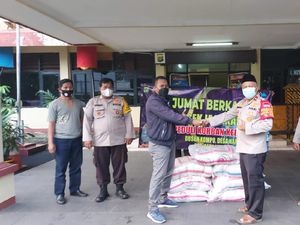 Polsek Jagakarsa Bantu Korban Kebakaran Bima NTB Polsek Jagakarsa Bantu Korban Kebakaran Bima NTB