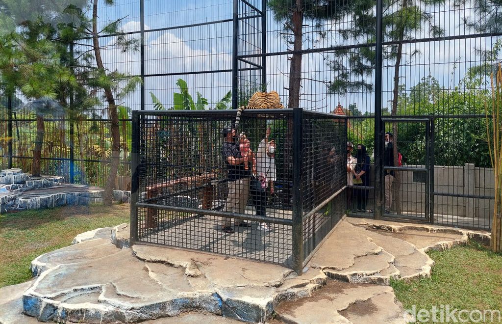 Wisatawan dewasa dan anak-anak tumplek di objek wisata Lembang Park and Zoo, Kabupaten Bandung Barat (KBB) pada libur akhir pekan, Sabtu (16/10/2021). Padahal objek wisata tersebut belum masuk kategori uji coba pembukaan wisata.